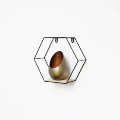 Zeshoekig Metalen Wandrek Met 1 Houten Plankje - 25x28,5 Cm - Zwart